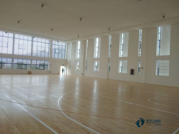 學校籃球運動地板施工團隊
