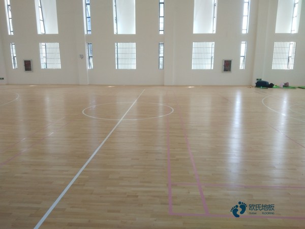 學校籃球運動地板施工團隊