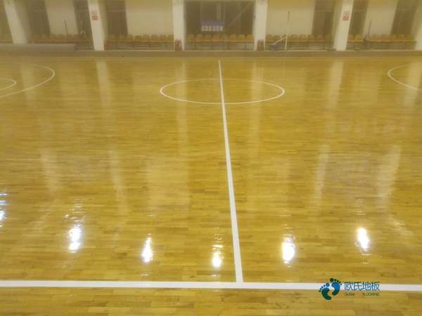 大學籃球場地地板施工隊1