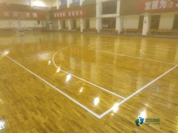 大學籃球場地地板施工隊3