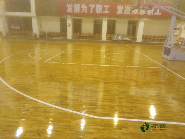 大學籃球場地地板施工隊2