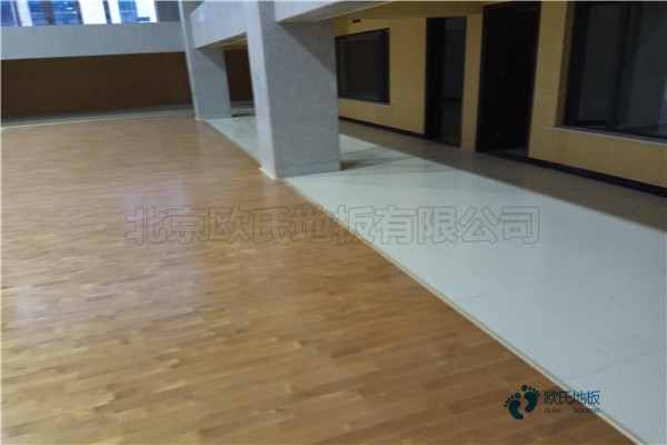 國標(biāo)籃球體育地板施工隊(duì)3
